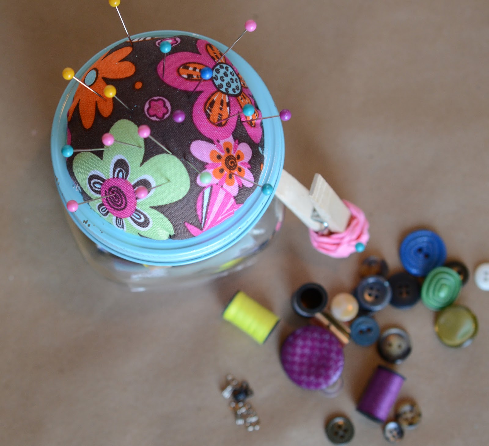 Sew and Make Diy Christmas gifts - Ready to make the best diy Christmas gifts you've ever seen? Than these 20+ easy sewing tutorials will be just right for you! Nearly all include PDF sewing patterns, with directions and all! Simple. Clear. Easy to follow. Perfect beginner sewing tutorials with easy patterns for.